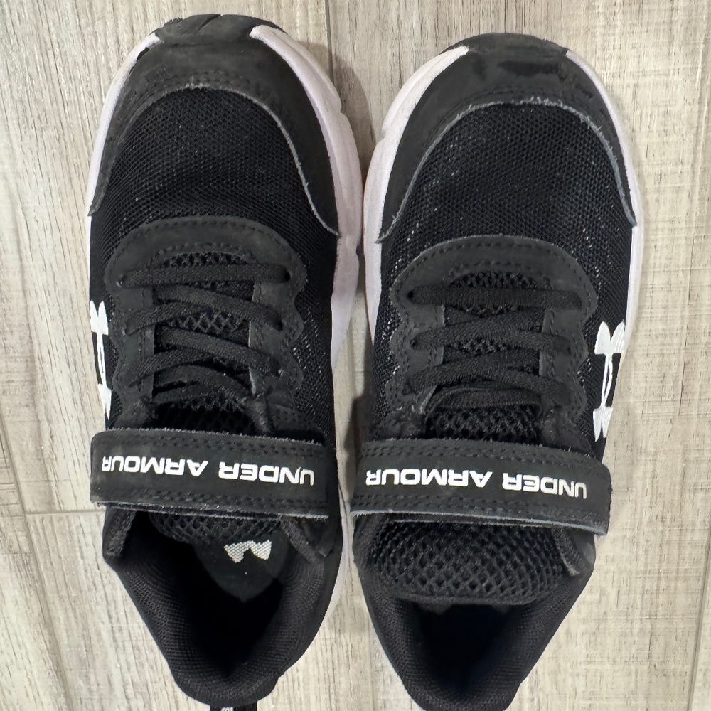 Boys Under Armour 1Y running shoes